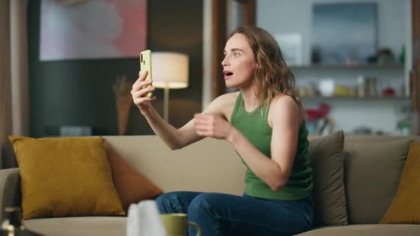 Senhora Surpreso Olhando Tela Smartphone Sentado Sofá Dentro Casa Menina — Vídeo de Stock