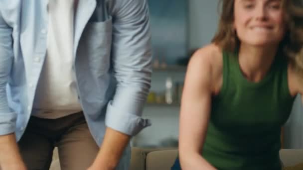 Bezstarostní Manželé Čelí Smíchu Sedící Pohovka Detailní Nadšení Lidé Odpočinku — Stock video