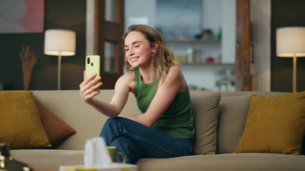 Coqueteando Chica Videocalling Teléfono Celular Interior Del Sofá Mujer Sonriente — Vídeos de Stock
