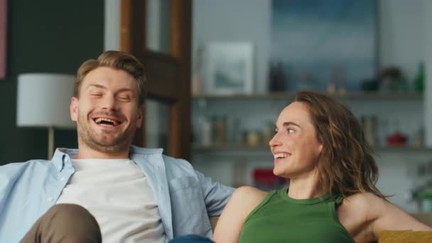 Κοντινό Πλάνο Γελαστό Ζευγάρι Αναπαυτικός Καναπές Στο Σπίτι Χαρούμενοι Σύζυγοι — Αρχείο Βίντεο