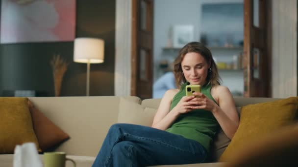 Avslappnad Affärskvinna Messaging Smartphone Hemma Positiv Frilansare Dam Skriva Mobiltelefon — Stockvideo