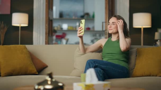 Безтурботний Жінка Робить Селфі Тримає Мобільний Телефон Вдома Щаслива Розслаблена — стокове відео