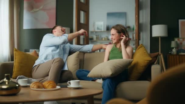 Smějící Pár Baví Doma Veselí Manželé Relaxační Gauč Moderním Pokoji — Stock video