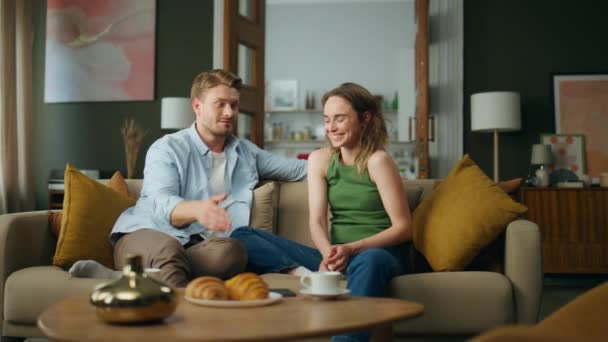Izgatott Házastársak Nevetnek Kanapé Belsején Érzelmes Emberek Ülnek Kanapén Beszélgetnek — Stock videók