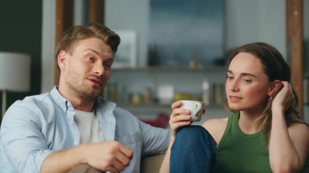 Sprechendes Duett Beim Teetrinken Sofa Innenraum Ruhige Frau Nippt Kaffeetasse — Stockvideo