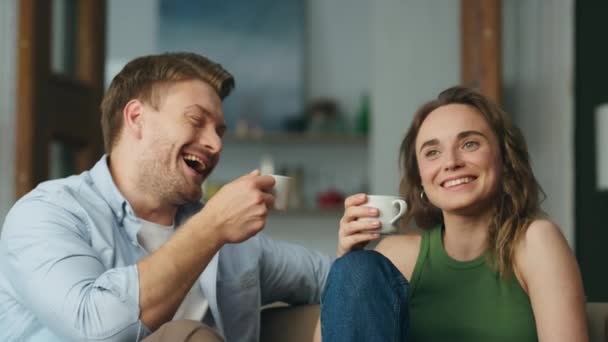 Smějící Milenci Šálky Kávy Drží Doma Detailní Veselý Bezstarostní Manželé — Stock video