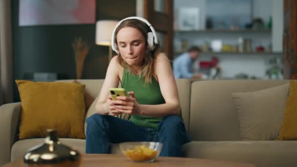 Uvolněná Dívka Poslouchá Hudbu Sluchátek Interiéru Pohovky Pozitivní Dáma Rytmu — Stock video