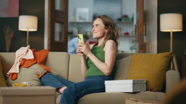 Menina Emocional Regozijando Telefone Celular Casa Compras Viciado Pessoa Sentado — Vídeo de Stock