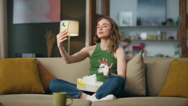 Olycklig Flicka Talar Smartphone Håller Servett Vardagsrummet Sorglig Kvinna Försöker — Stockvideo