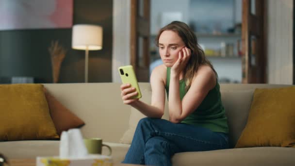 Tråkig Dam Med Smartphone Soffan Hemma Deprimerad Kvinna Pratar Mobiltelefon — Stockvideo