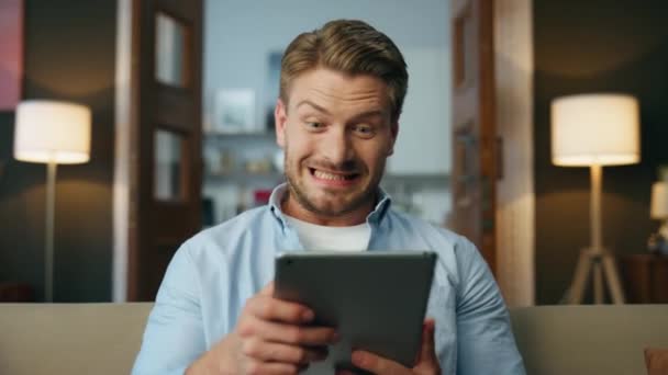 Podekscytowany Zwycięzca Radujący Tablet Przytulnym Pokoju Zoom Cieszył Się Okazał — Wideo stockowe