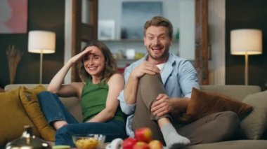Gülen çift evde oturmuş komedi seyrediyor. Çok mutlu bir çift akşam oturma odasında heyecan verici bir TV şovunun keyfini çıkarıyor. Duygusal erkek kadın komik film yayınlıyor, rahat bir dairede iyi vakit geçiriyor. 