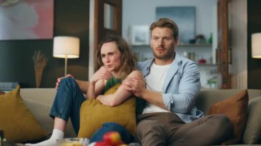 Korku dolu aşıklar akşam evinde korku filmi izliyorlar. Korkmuş kadın elleriyle yüzünü kapattı. Odaklanmış adam karısına sarılıyor. Korkmuş çiftler korkmaya ve şaşırmaya başladı. Modern online eğlence