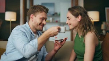 Nazik bir adam, karısına kanepede kahve ikram ediyor. Evli çift evde espresso içerek rahatlıyor. Güzel bir kadın sabah evinde sıcak içecek tadıyor. Romantik insanlar birlikte içmekten hoşlanır. 