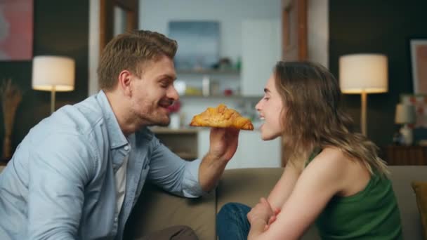 Romantiskt Par Äter Croissant Hemma Och Zoomar Älskande Man Kvinna — Stockvideo