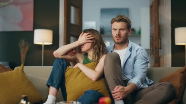 Vyděšení Manželé Večer Dívají Gauč Televize Milostný Pár Užívá Děsivé — Stock video