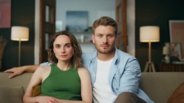 Pov sakin çift içeride televizyon izliyor. İlginç bir filme katılan rahat bir eş kanepeye oturup yakınlaşır. Pozitif eşlerin dinlenmesi rahat oturma odasında vakit geçirmenin keyfini çıkarıyor.