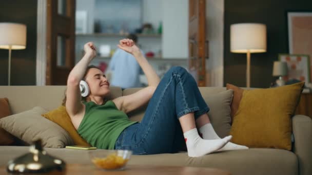 Kulaklıklı Kadın Müzik Dinlemekten Zevk Alıyor Mutlu Kız Gözlerini Kapadı — Stok video