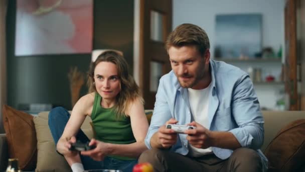 动情游戏玩家在沙发上玩Rpg电子游戏 兴奋有趣的夫妇持有控制器竞争视频游戏 快乐男人的女性朋友在一起玩乐 共度良宵 — 图库视频影像
