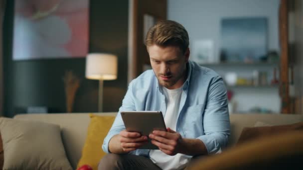 Seriöser Typ Der Hause Tablet Arbeitet Konzentrierte Freiberuflerin Mit Pad — Stockvideo
