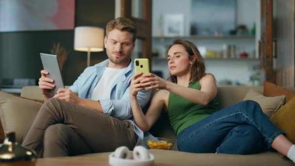 Ernsthafte Frau Zeigt Ihrem Freund Haus Handy Beteiligte Ehepartner Lesen — Stockvideo