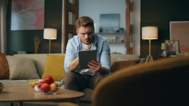 Pensiv Frilansare Svepande Tablett Mysig Inredning Fokuserad Man Som Arbetar — Stockvideo