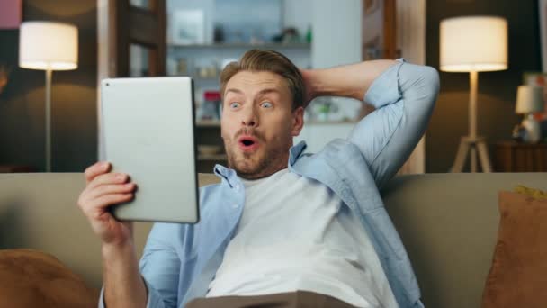 Cara Surpreso Assistindo Tela Tablet Dentro Casa Zoom Homem Animado — Vídeo de Stock