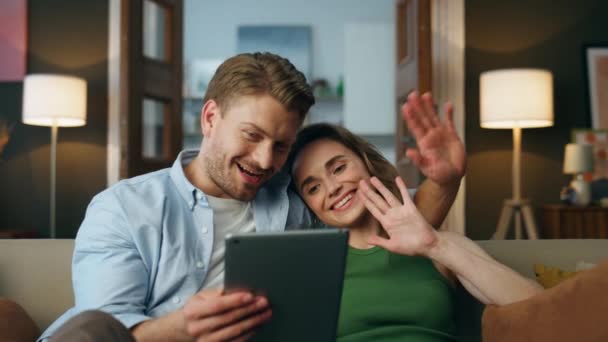 Šťastný Pár Aby Videokall Tablet Útulné Domácí Zoom Romantická Rodina — Stock video