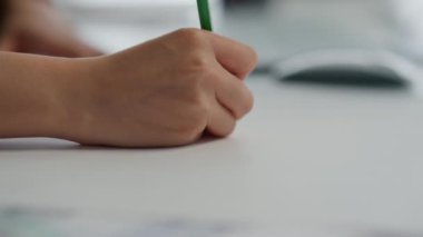 Tasarımcı masa kapanışında kağıt çiziyor. Yaratıcı uzaktan kumandalı işyerindeki planları hazırlıyor. İsimsiz bir kadın kalem kullanarak ev projesi yapıyor. Ofiste tanınmayan mimar başlığı