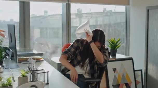 Yaratıcı Mekanda Oynaşan Ofis Çifti Yakın Çekim Yapıyor Mutlu Meslektaşlar — Stok video