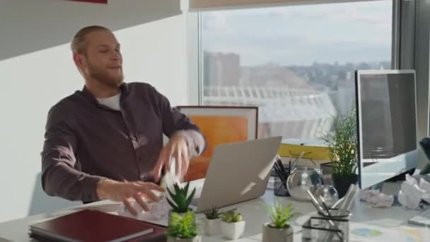Gülen Adam Meslektaşına Kağıt Fırlatıyor Şirket Ekibi Panoramik Pencere Ofisinde — Stok video