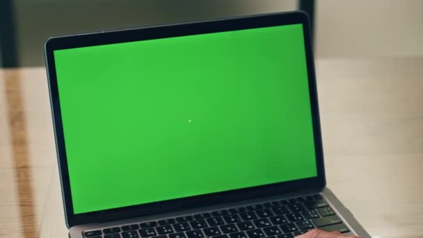 老板在办公室里使用绿色屏幕笔记本电脑 无法辨认的商人操作着色键计算机 正式的衬衫总监在模拟展示装置上准备会议 技术概念 — 图库视频影像