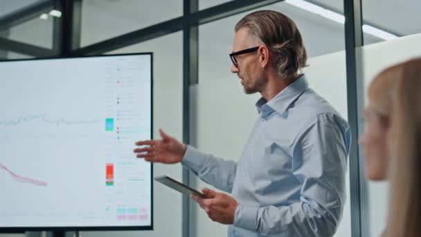 Selbstbewusster Mann Zeigt Bildschirm Besprechungsraum Nahaufnahme Smart Business Mentor Zeigt — Stockvideo