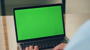 Yakın planda krom anahtar dizüstü bilgisayar kullanan bir iş adamı. Bilinmeyen yönetici, kapalı alanda sörf yapan bir web sitesi izliyor. Tanımlanamayan çalışan model bilgisayar arıyor. Erkek patron çalışma masasında çalışıyor. 