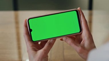 Bayan patronun parmakları ofis kapanışında sahte telefon tutuyor. İsimsiz bir kadın yeşil ekran şablonu cihazını izliyor. Bilinmeyen CEO görünümlü kroma anahtar telefon masada dinleniyor. Kadın yönetmen haberleri okuyor. 