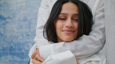 Latin bayan kamera görüntüsü. Arkasına sarılan seksi, maço bir erkek, aşık bir kadını öpüyor. Azulejo fayans yerinde şehvetli aşıklar kaynaşıyor. Tutkulu çift kucaklaşması. Yumuşak bir çift güzel atmosfer