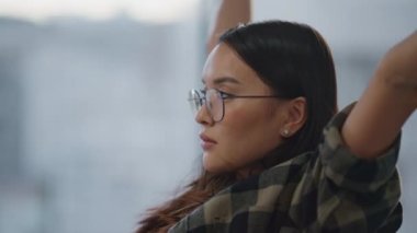 Yorgun bir kadın ofiste kendini kapatmaya çalışıyor. Yorgun programcı gözlüklerini çıkarıyor akşam işyerindeki portrede kuru gözlere masaj yapıyor. Çok çalışan Asyalı kız işte göz yorgunluğu çekiyor.