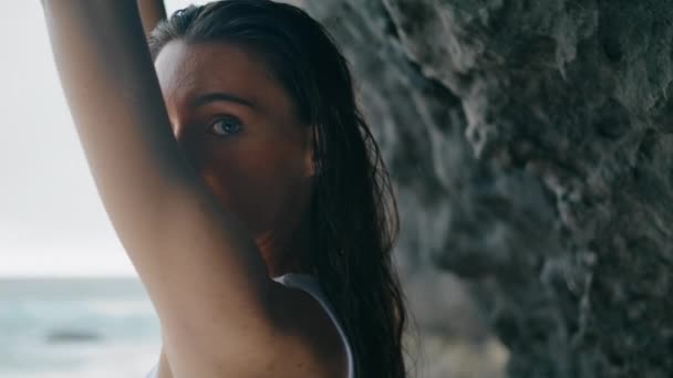 Retrato Una Chica Sensual Suave Pie Orillas Del Mar Rocosas — Vídeo de stock