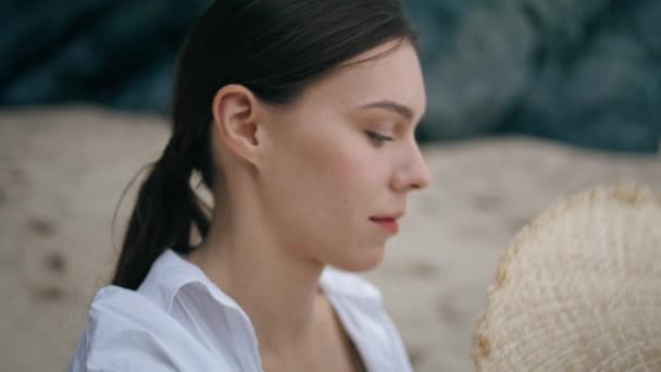 Спокойная Красивая Женщина Надевает Широкую Соломенную Шляпу Сидя Песчаный Пляж — стоковое видео