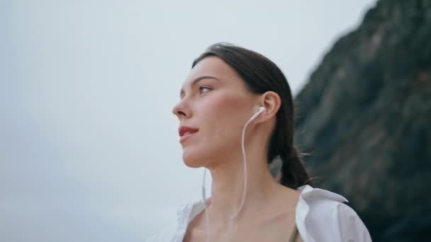 Портрет Красивої Молодої Жінки Сучасних Навушниках Слухають Музику Хмарному Пляжі — стокове відео