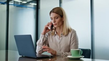Ofiste konuşan ciddi bir girişimci var. Modern işyerinde cep telefonuyla konuşan başarılı bir iş kadını. Kendine güvenen yönetmen, dizüstü bilgisayardaki el işaretini arıyor. 