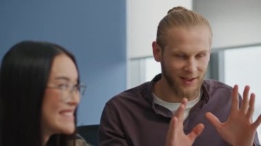 Mutlu öğrenciler hipster apartmanında beş dakika yakın çekim yapıyorlar. Ofiste başarıyı kutlayan çok ırklı meslektaşlar. Heyecanlı yeni başlayanlar modern mekanda çalışmaktan zevk alıyorlar. Yaratıcılar proje sonuçlarına olumlu bakıyor