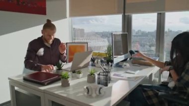 Oyuncu iş arkadaşları iş yerinde eğleniyor. Hipster odasında birbirlerine kağıt atan mutlu çift. Aktif serbest çalışanlar tasarım ajansında aylaklık ediyorlar. Erkek kadın ofis molasını kutluyor