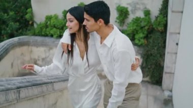 Eşleri kasabada merdivenlerden geçerken kucaklamak. Şehir manzarasını izleyen rahat romantik bir çift. Yakışıklı esmer adam, sevgi dolu bir kadını öpüyor. Yeşil sokakta tatlı bir çift kucaklaşması. Sevimli sevgililer harcama tarihi