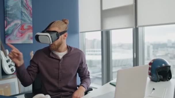 Developer Zažít Virtuální Reality City View Office Zaostřený Programátor Ťuká — Stock video