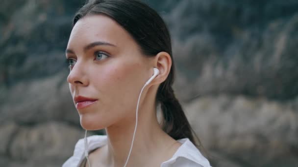 Retrato Una Hermosa Mujer Ensueño Escuchando Música Con Auriculares Modernos — Vídeos de Stock