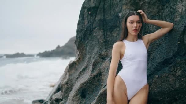 Sexy Dziewczyna Pozowanie Skalistej Plaży Zachmurzenie Letni Weekend Zbliżenie Atrakcyjna — Wideo stockowe