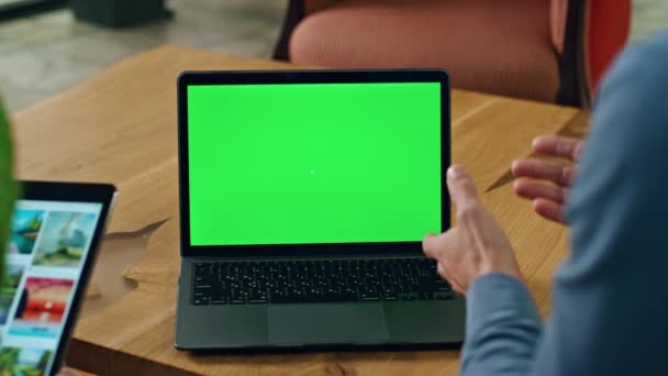 Man Gesturing Hands Chromakey Laptop Chat Indoors Closeup Couple Agents — Stock Video