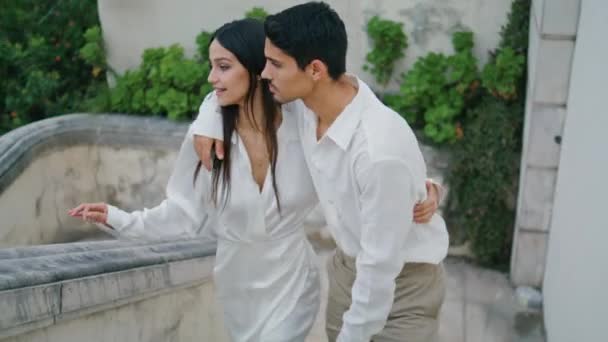Obejmują Małżonków Przekraczających Schody Mieście Relaksująca Romantyczna Para Oglądająca Miejski — Wideo stockowe