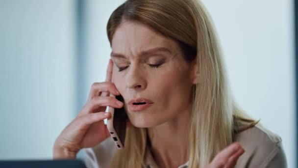 Manajer Gugup Berbicara Ponsel Potret Ruang Kerja Wanita Pebisnis Marah — Stok Video